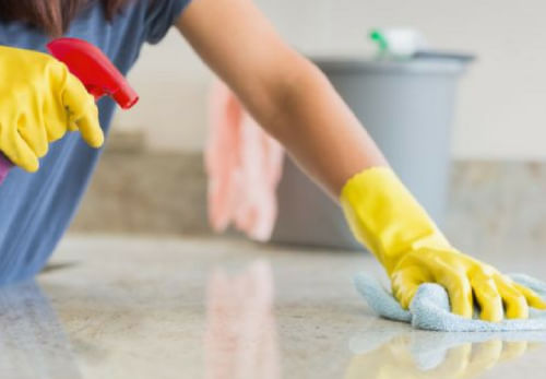 limpiar pisos y superficies