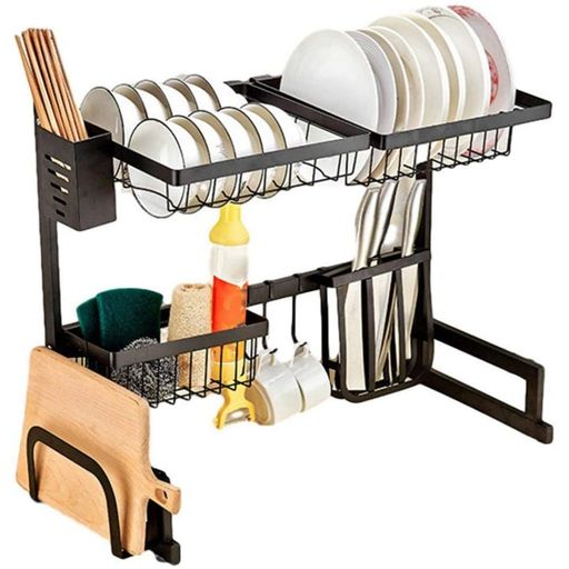 Un mostrador de cocina con un estante para platos que tiene platos y  tazones.