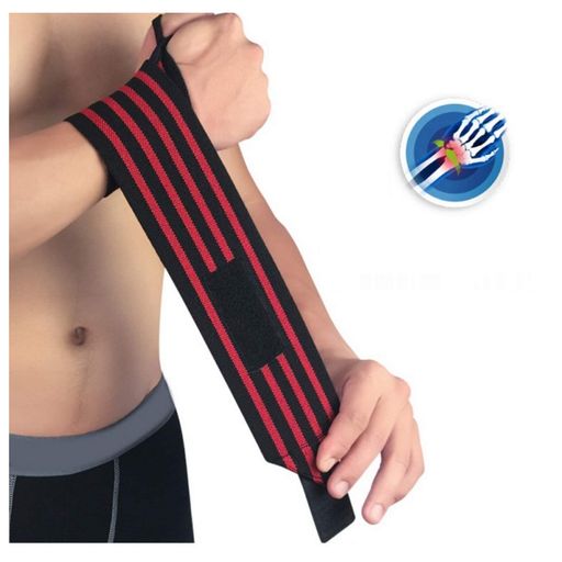 Deporte. fitness mujer envolviendo sport band en la muñeca