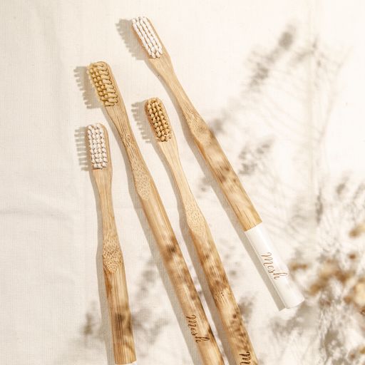 Cepillo de dientes de bambu con estuche Mesh Peru color blanco