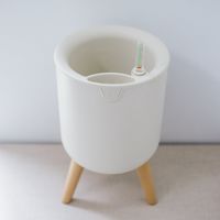 Maceta Autorregante con Patas Beige 20.5 x 33 cm.
