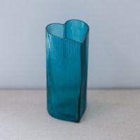 Florero de Vidrio Corazón Rayado Azul 8.5 x 19 cm.