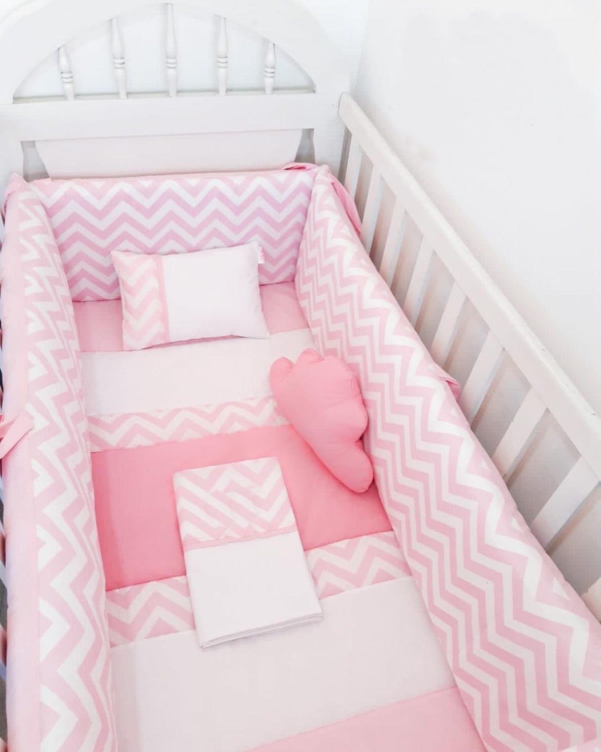 Protector Lateral Parachoques de Cuna BABYTU Diseño Zigzag Rosado