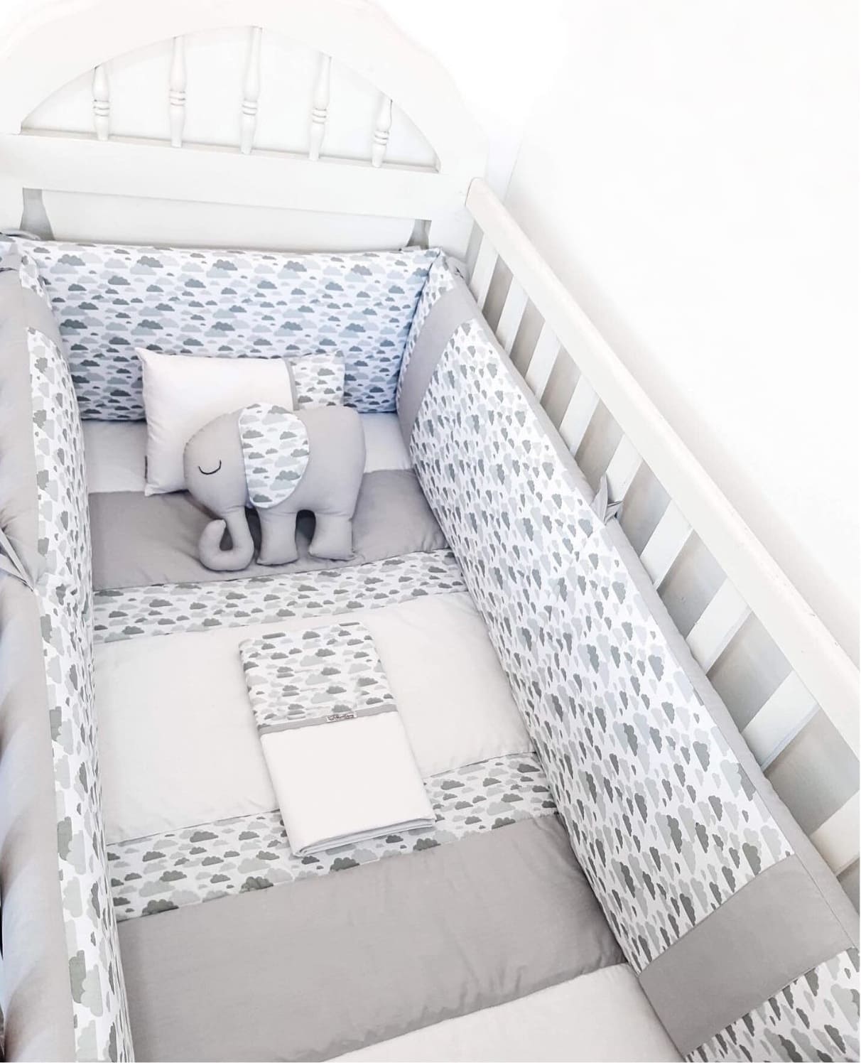 Protector Lateral Parachoques de Cuna BABYTU Diseño Nubecitas Plomo