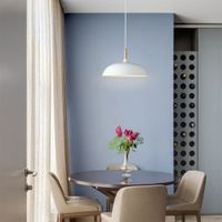 Lampara colgante blanca con detalle de madera