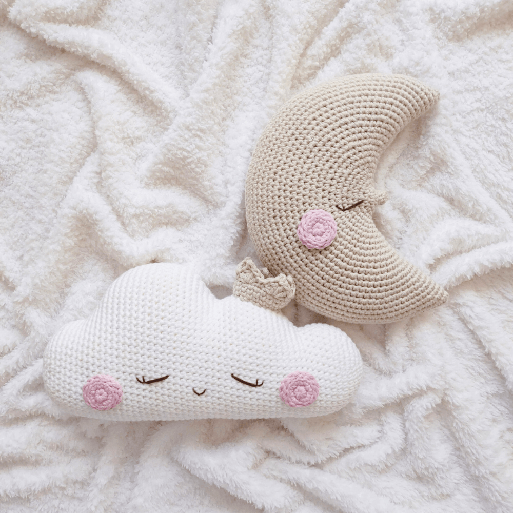 Pack x 2 Cojines Decorativos para Cuna de Bebé BE CRAFTY Nube y Luna Tejidos a Mano