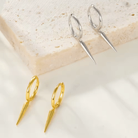 Aretes de Plata Bañado en Oro 18k Modelo Huggies Rock Stuff Dorado