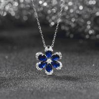 COLLAR EN PLATA LEY DE FLOR AZUL