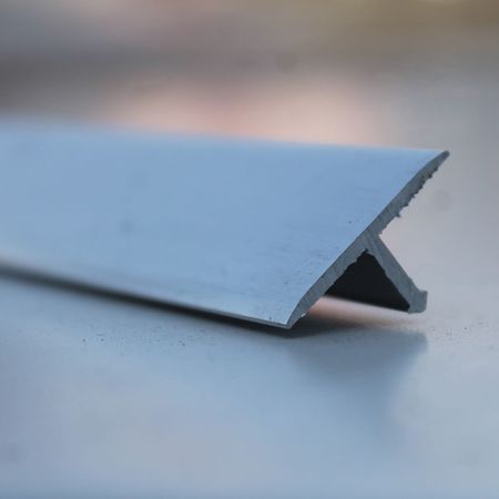 Perfil de Aluminio Euroborde T Brillante 10mm x 40m en Plata