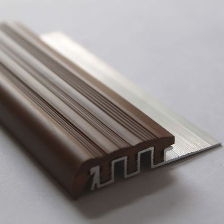 Rodopaso aluminio con antideslizante Tabaco x 2.40m Euroborde