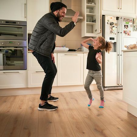 Piso Laminado Binyl Pro Hamilton Oak AC5 8mm Resistente al Agua Beige Roble