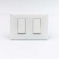 INTERRUPTOR CONMUTADOR DE 3 VIAS DOBLE SINTHESI S22 PLACA BLANCA Y DADOS BLANCOS