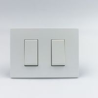 INTERRUPTR DOBLE 1 SIMPLE Y 1 CONMUTADOR 3 VIAS SINTHESI S33 PLACA BLANCA MATE Y DADOS S22 BLANCO