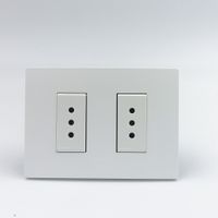 TOMACORRIENTE DOBLE 3 EN LINEA SINTHESI S33 PLACA BLANCA MATE Y DADOS S22 BLANCOS