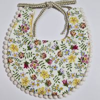 Babero de algodón reversible mostaza floral para bebe RN hasta los 6m Aititi´s Kids