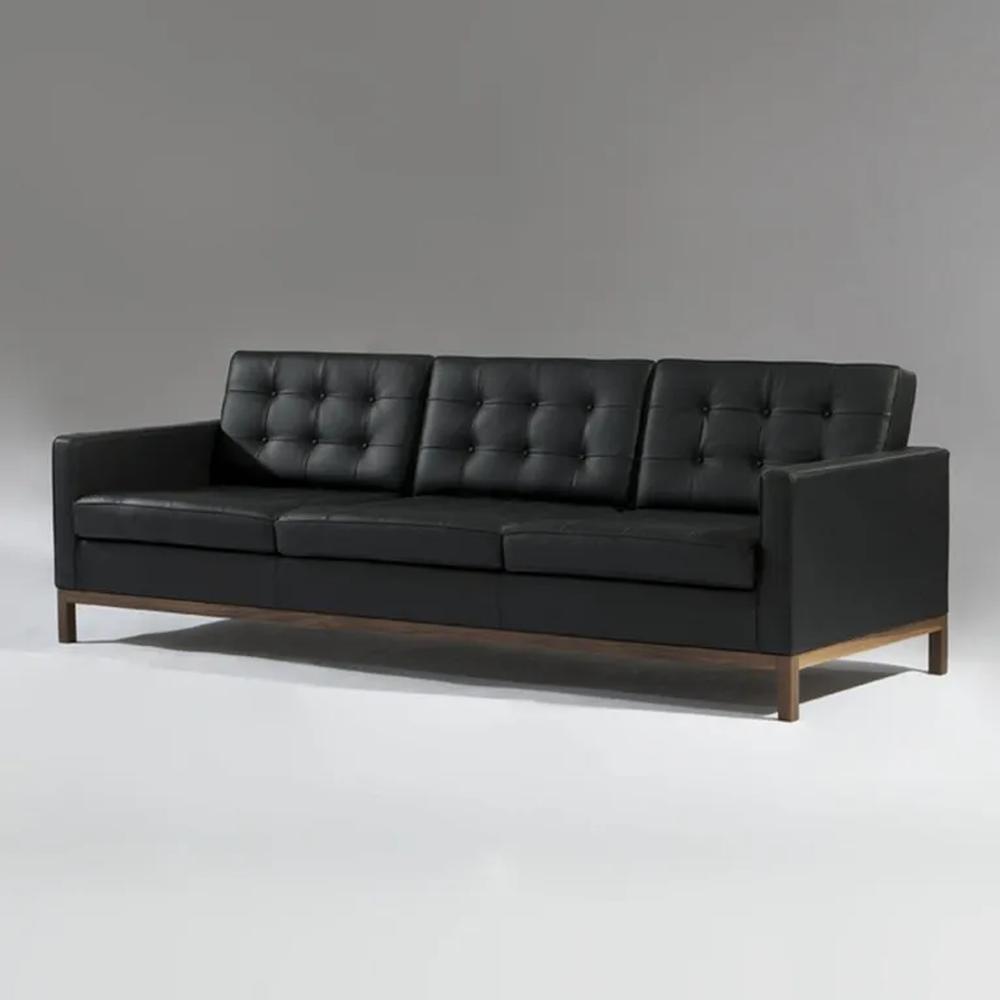 SOFA DE TRES ASIENTOS KNOLL EN CUERO NEGRO CON BASE DE MADER