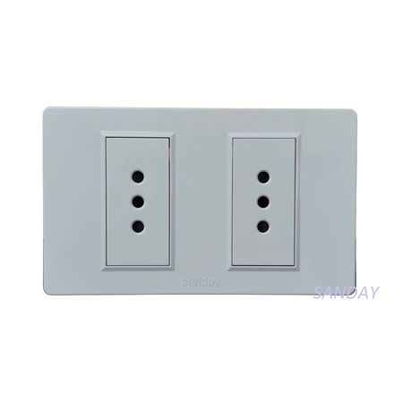 TOMACORRIENTE DOBLE 3 EN LINEA PLACA BLANCA Y DADOS BLANCOS SANDAY