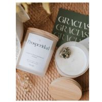 Vela artesanal de cera de soya. Prosperidad