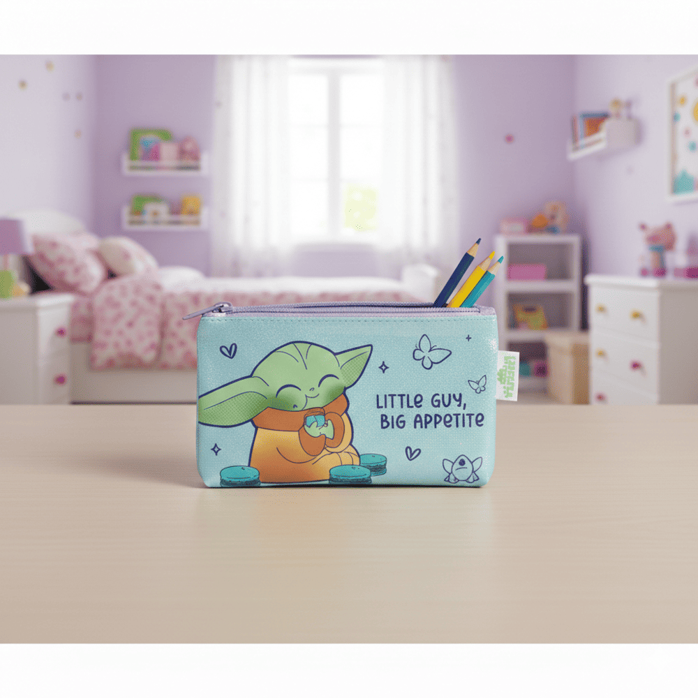 Cartuchera Plastificada de Baby Yoda Celeste Escarchado