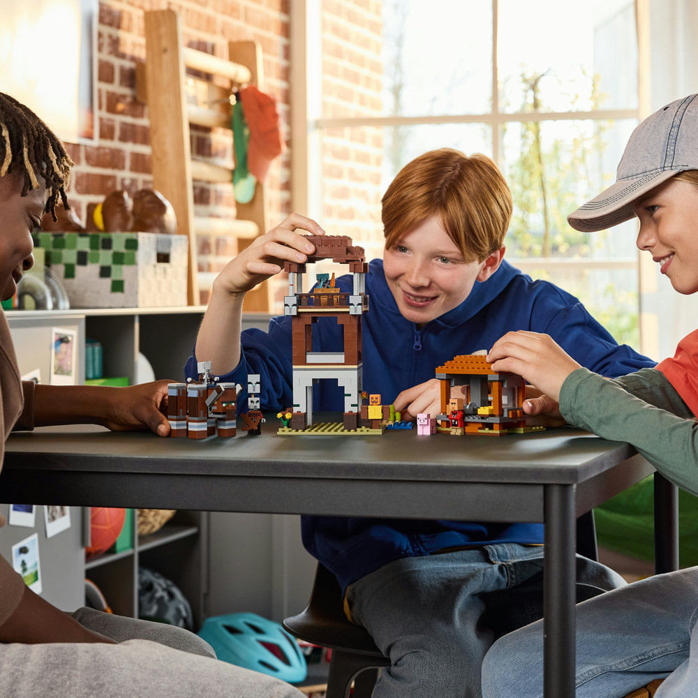 LEGO 21278 El Puesto de Avanzada de los Saqueadores y el Devastador