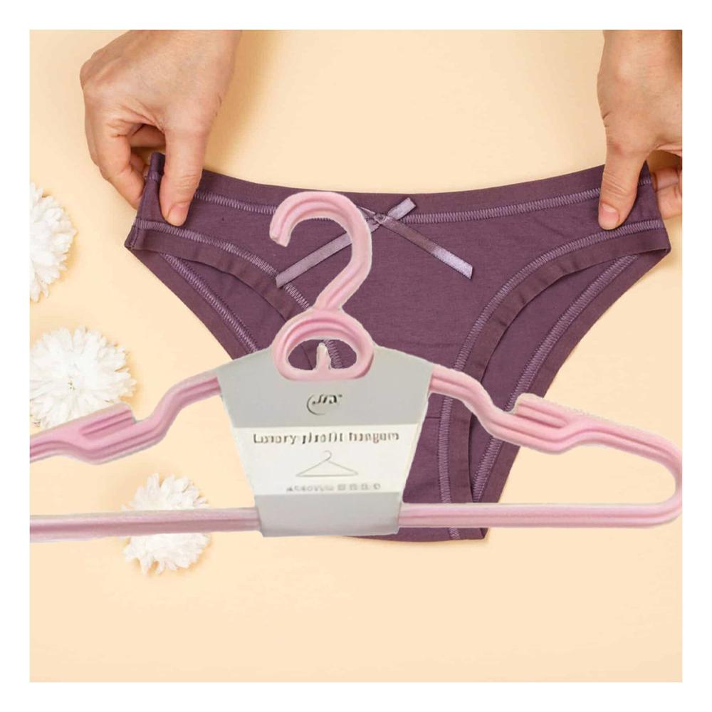 Gancho Clasico de Plastico Rosado Circulo en Medio de 4 Piezas Ropa Y+Papel Regalo