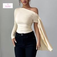 Camiseta elegante de mujer asimétrica con hombros descubiertos y manga larga