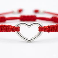 Pulsera Tejida Hilo Rojo con Dije Corazón Silueta