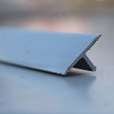Perfil de aluminio T Brillante 20mm x 2.40m Euroborde