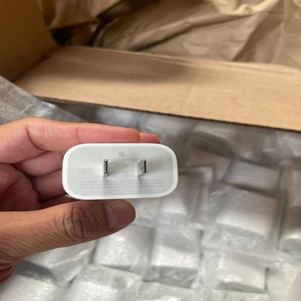 COMBO CARGADOR APPLE 20W y CABLE APPLE USB-C  a USB-C. ORIGINALES. VIENEN SUELTOS
