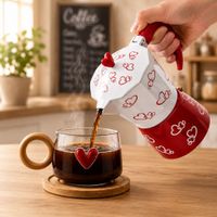 Cafetera moka corazones y taza base madera