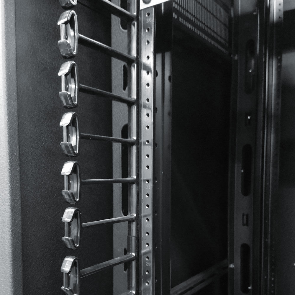 Middle Atlantic Vertical Plastic Finger para Rack SR Series 28"" - Gestión de Cables