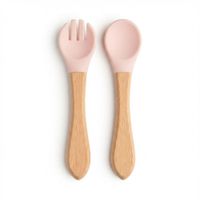 Set de Cucharra y Tenedor De Silicona con Madera Con Estuche Color Rosado Bebé