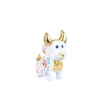 Torito de Pucará Blanco con Caja de Retablo Ayacuchano