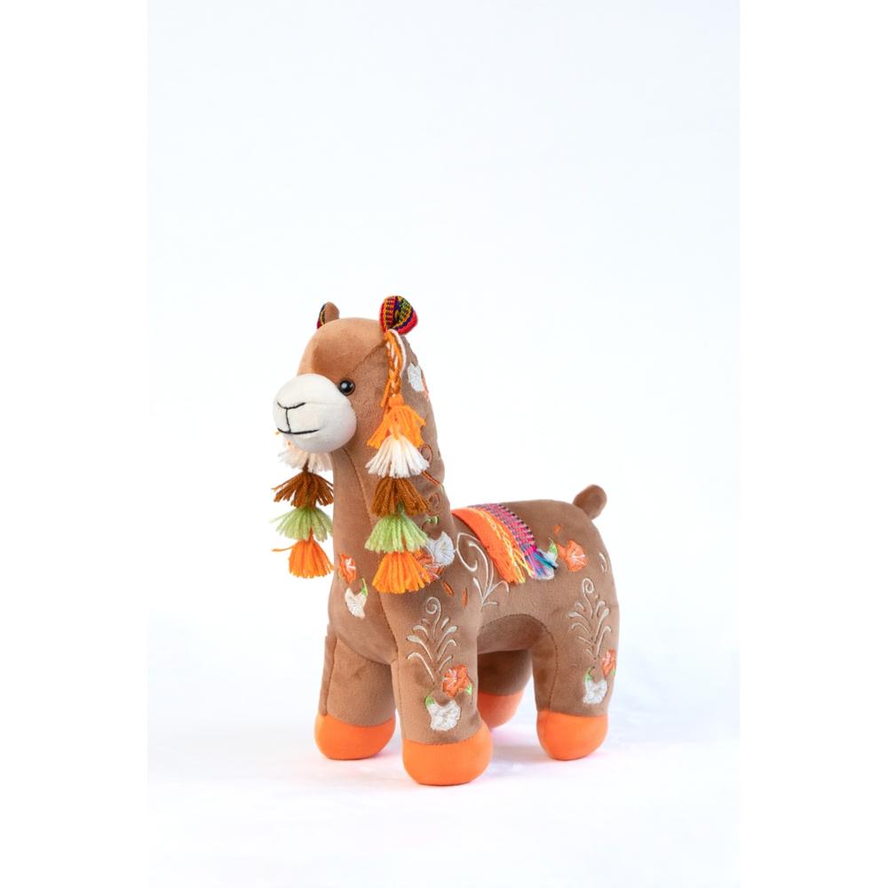 Llamita Mati Marron Claro con Caja de Retablo Ayacuchano