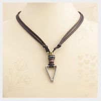 1 collar de cuero con colgante triangular vintage