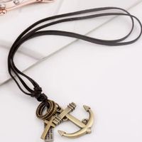 Collar cuero autoajustable con dije de ancla dorada