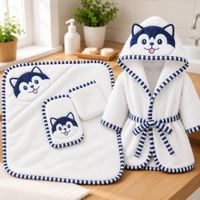 Set de Baño de Bebé con Toalla Salida de Baño Manopla y Babita - Blanco con Azul
