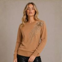 Chompa Mujer Cuello Redondo con Diseño Bordado de Flores - Camel