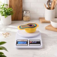 balanza gramera de cocina con cucharas medidoras