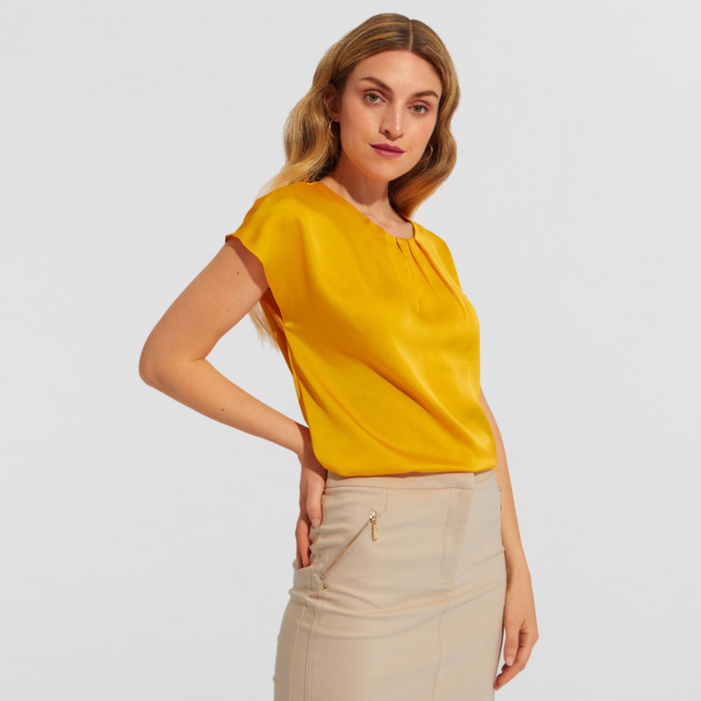 outfit blusa satinada